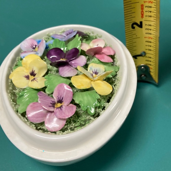 Golden Crown E&R Hand Painted Ceramic Flowers Nested in an Egg - Picture 8 of 9